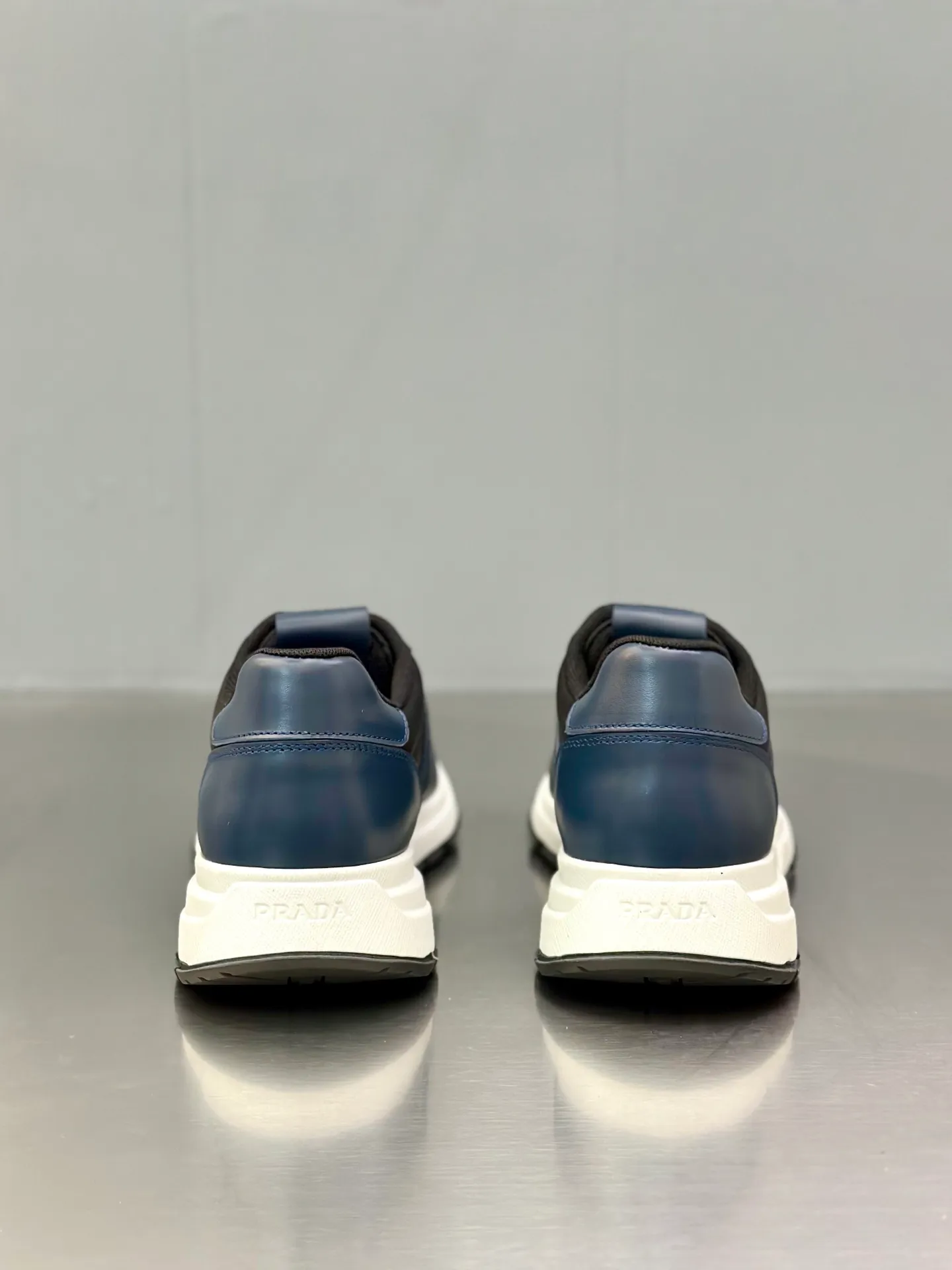 💰740 Prada/Prada men's new mesh stitching sneakers. This sneaker presents a modern version, reinterpreting the brand's archive style with clean lines and smooth details. The shoes are made of calf leather and technical fabric, with a triangular metal logo on the outside, bright TPU decoration on the heel, and a longer and padded inner heel design for a more comfortable fit. The tongue is decorated with a silk-screen logo, and is paired with a hollow rubber sole on the heel. The full cowhide lining comes standard with logo cowhide foot pads, making the upper foot taller, more comfortable, and versatile! Comes with full original packaging! Size: 39-40-41-42-43-44 standard leather shoe size (45 can be customized and does not support returns)